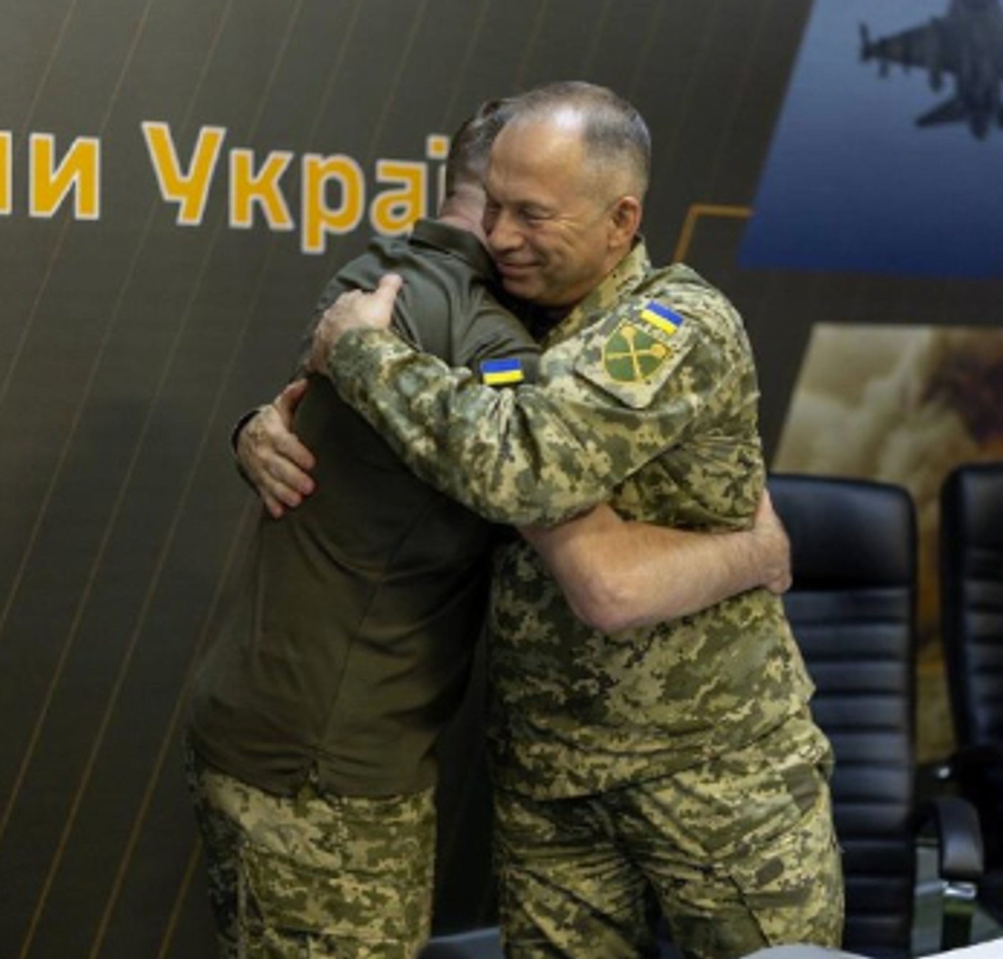 Syrskyi officially hands over command of Ukraine's armed forces to Drapat