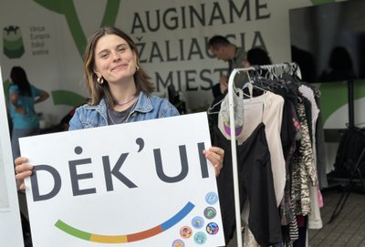 Į jaunimo organizacijos "AY Institute" biurą DĖK'ui kabykla iškeliavo tiesiai iš "Žaliųjų idėjų festivalio" Prezidentūros kieme.