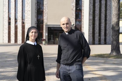 Sesuo eucharistietė Viktorija Butrimovič, Grigiškių Šventosios Dvasios bažnyčios klebonas Andžej Andžejevski