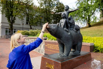 Kristina Pocytė-Medutė glosto norus pildančią mešką