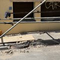 Vilniuje vėjas nuvertė pastolius, šie virš gatvės pakibo ant elektros laidų