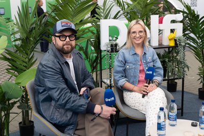 „Telia“ privačių klientų tvarumo ir komunikacijos vadovas Audrius Stasiulaitis ir „Delfi“ turinio projektų ir konferencijų turinio vadovė Gabrielė Budrienė