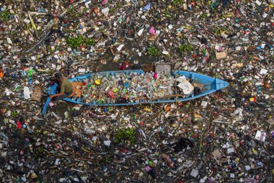 Gyventojas renka plastik? i? smarkiai u?ter?tos Citarumo up?s Indonezijoje