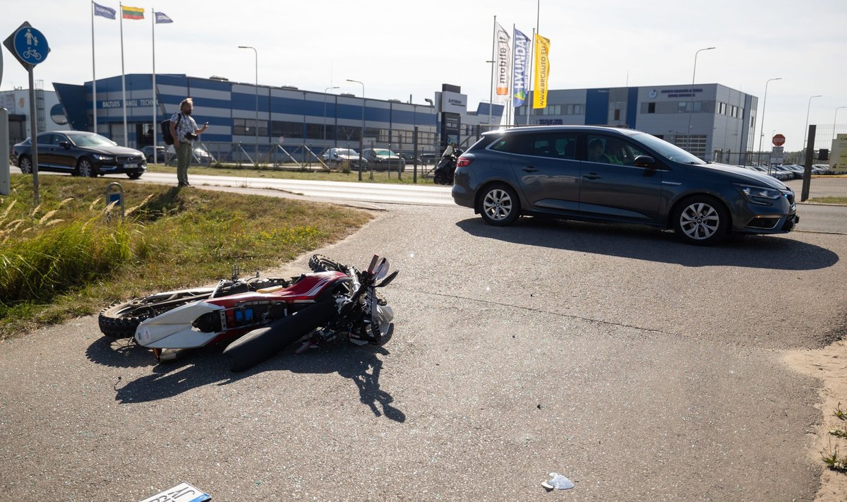 Vilniaus rajone automobilis susidūrė su motociklu