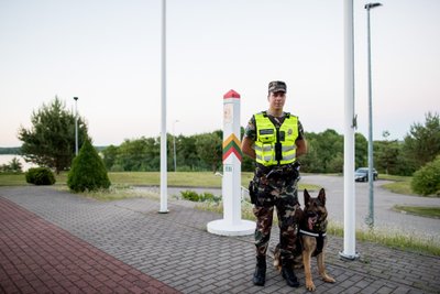 Jaunesnysis specialistas, kinologas Eimantas Maknys su tarnybiniu vokiečių aviganiu Ivo