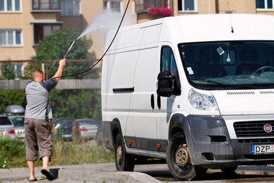 Mieste automobilį plauti draudžiama