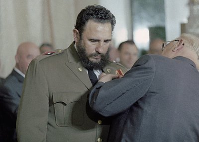 Fidelis Castro apdovanojamas Lenino ordinu Maskvoje 1972 m.