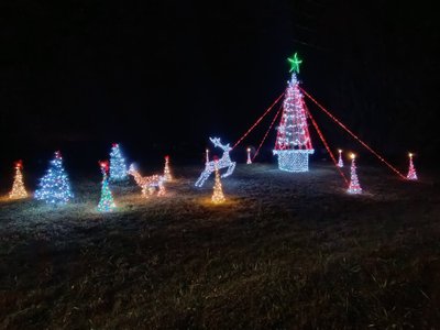 Šeimos sukurta Netonių kaimo bendrijai 8.5metrų aukščio eglė su rankų darbo, Kalėdiniu parkeliu