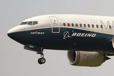 Dviejų naujų lėktuvų „Boeing 737 MAX“ katastrofos, kuriose žuvo 346 žmonės, įvyko todėl, kad nebuvo įdiegti papildomi, dubliuojantys atakos kampo jutikliai.