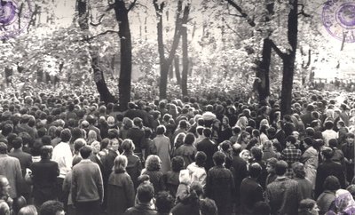 R. Kalantos žūties vietoje susirinkę antisovietinės manifestacijos dalyviai. Kaunas, 1972 m. gegužės 18 d. Nuotrauka iš Lietuvos ypatingojo archyvo