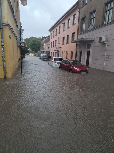 Sekmadienio rytą Klaipėdoje praūžusi smarki liūtis paralyžiavo gyvenimą