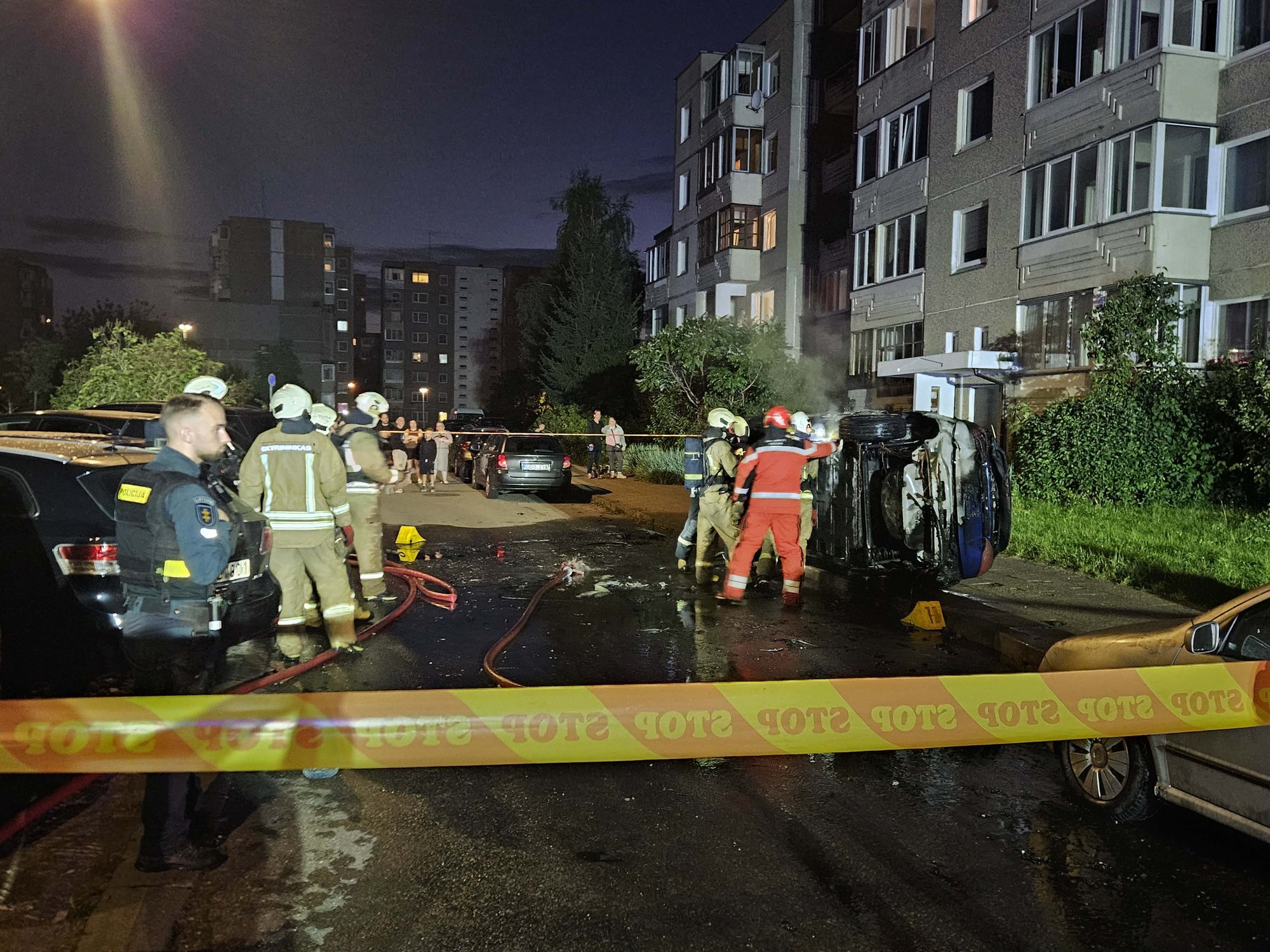 Daugiabučių kieme Vilniuje užsidegė elektromobilis