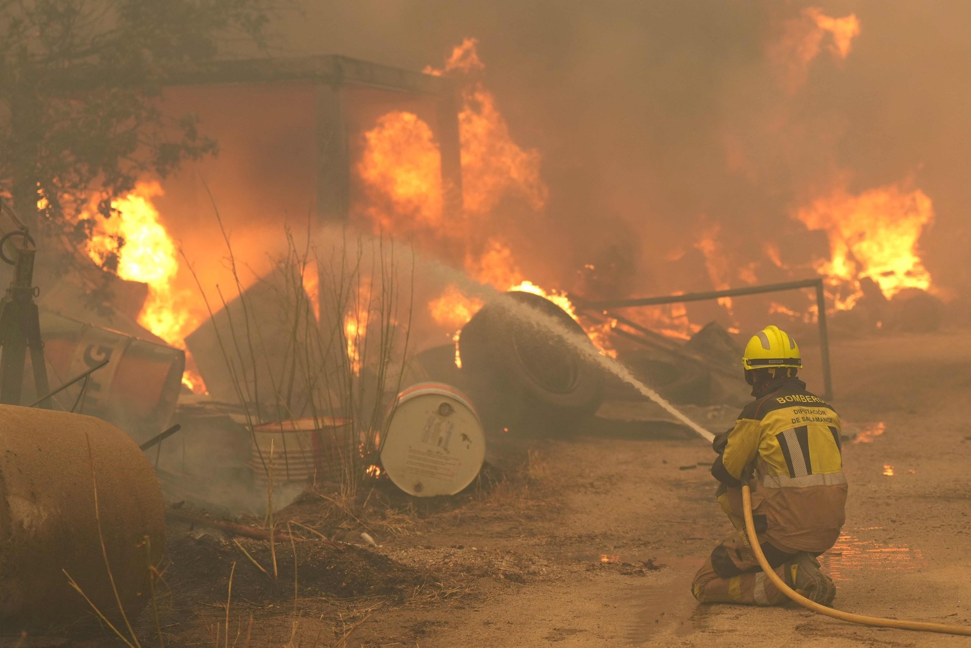 Uncontrollable wildfires near Madrid force thousands to evacuate