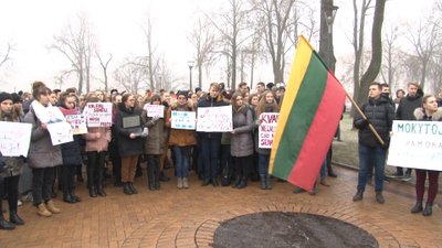 Moksleivių mitingas už mokytojus prie Šiaulių miesto savivaldybės