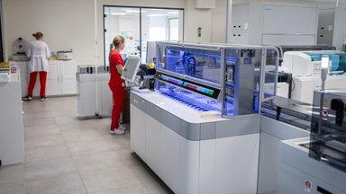 Išskirtinėje laboratorijoje Kaune: visiškai robotizuotas tyrimų procesas ir profesionali jų analizė