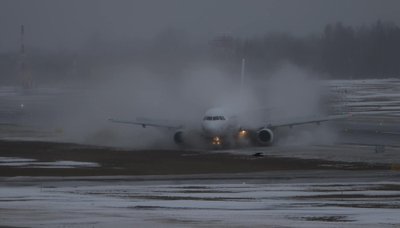 Vilniaus oro uoste nuo tako nuslydo keleivinis lėktuvas.