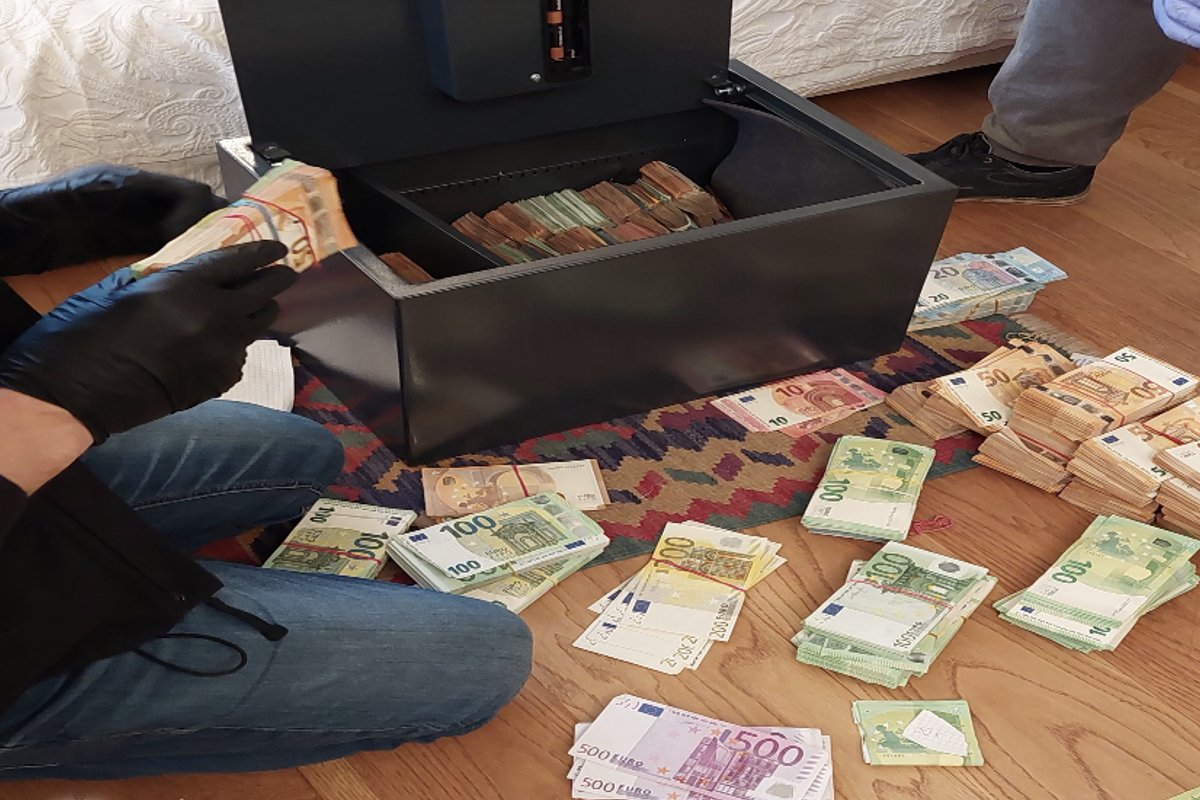 Sulaikytas lietuvis, įtariamas iš bendrovės „Amazon“ išviliojęs virš 2,5  milijonų eurų - Delfi