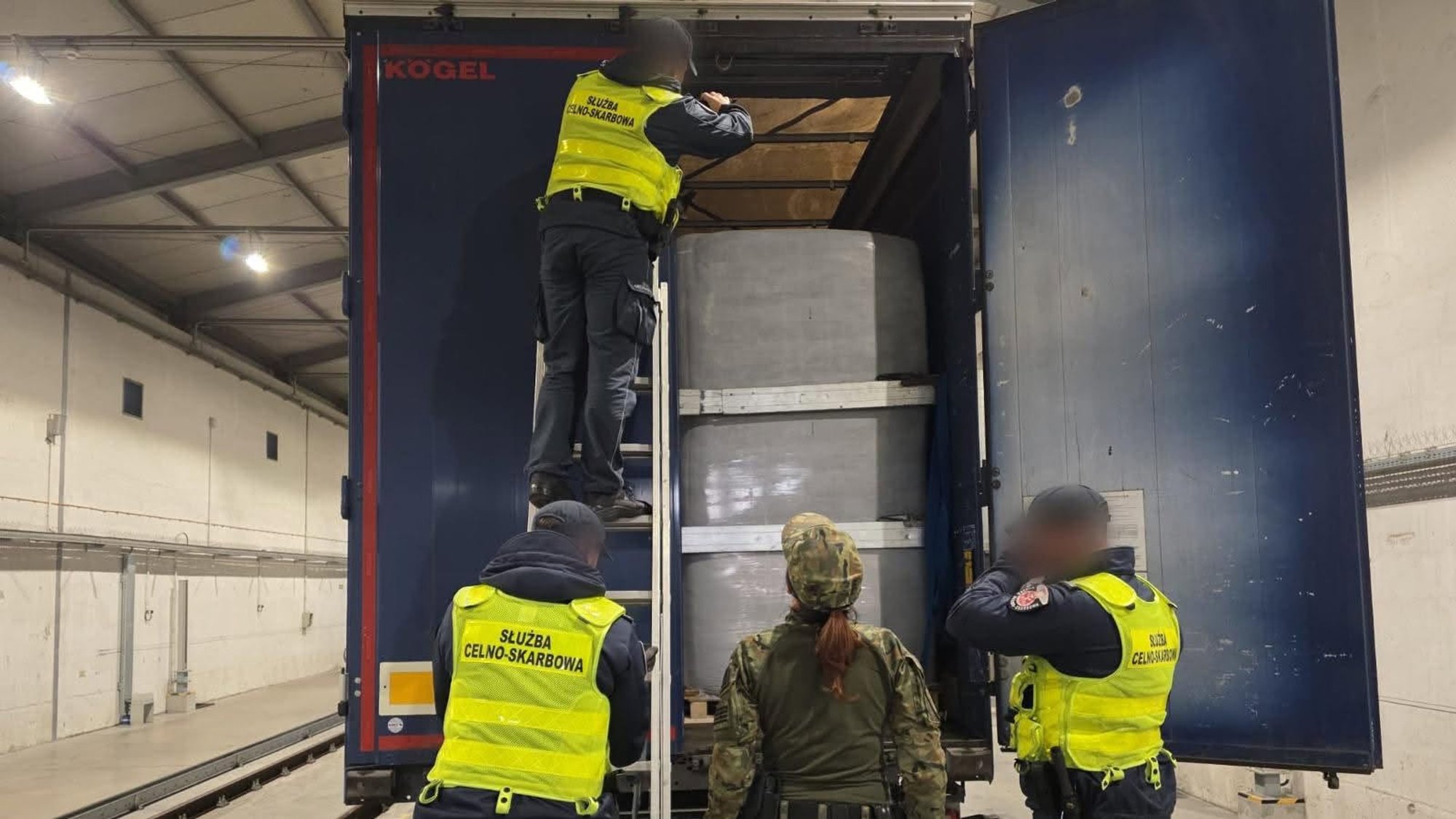 Polish border guards stop truck carrying 27 illegal migrants