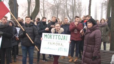 Moksleivių mitingas už mokytojus prie Šiaulių miesto savivaldybės