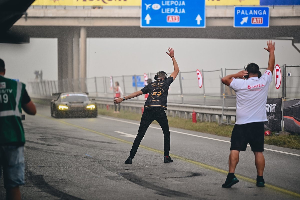 警察は1006kmの人種事件に興味がありました