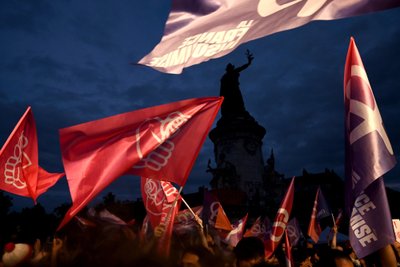 Prancūzijoje – tūkstantinės demonstracijose prieš kraštutinius dešiniuosius