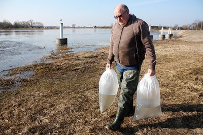 Žuvininkystės tarnybos Rusnės poskyrio specialistai atlieka vėgėlių įveisimo darbus