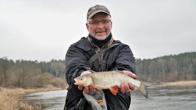 Algirdas Šiukšteris su Neryje pagautu šapalu