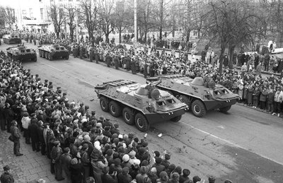 1990 m. lapkričio 7 dienos karinis paradas prie Lukiškių aikštės 