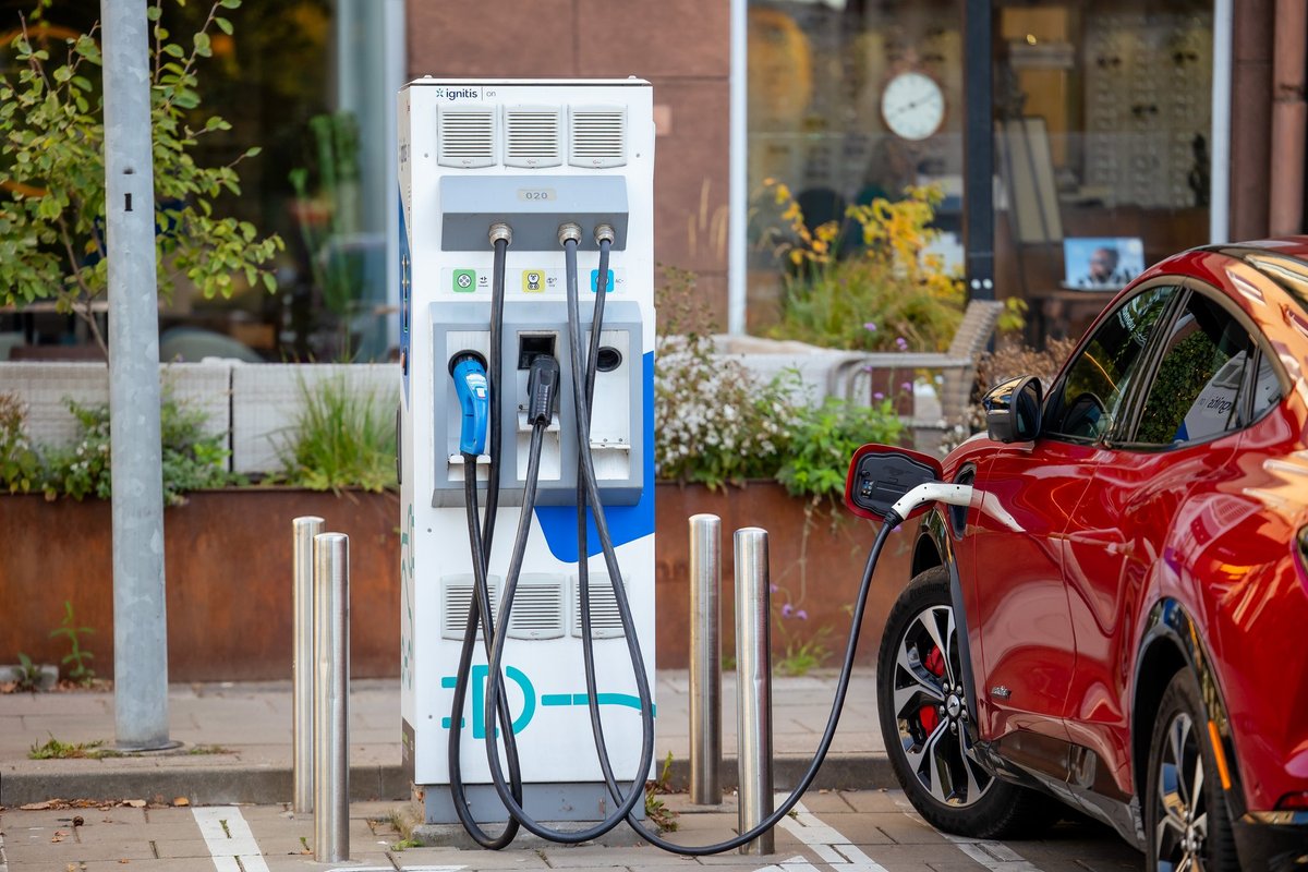 電気自動車にはもう例外はありません – 来年、電気自動車はブルーゾーンの駐車料金を他の車両と同じ料金を支払うことになります