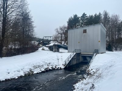 UAB „Intersurgical“ pastatyta nauja 340 kW galios hidroelektrinė prie Pabradės tvenkinio ant Dubingos upės, kuria vanduo per Pabradės miškus teka iš Asvejos ežero į Žeimeną (Iš asmeninio Martyno Nagevičiaus archyvo)