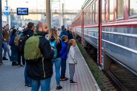 Kelionė traukinio trečiąja klase šokiravo: tokiomis sąlygomis žmonės priversti važiuoti kasdien