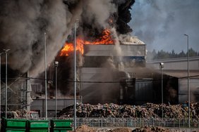 Трансляция с места происшествия: в Вильнюсе горит предприятие по переработке отходов