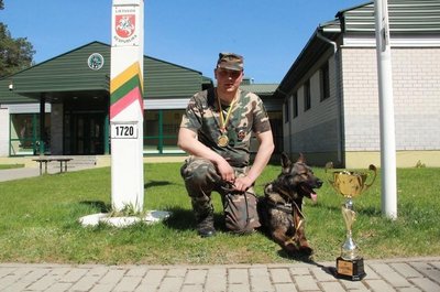 Lavoriškių užkardos pasienietis Osvaldas Bačiulis su augintine Kidi