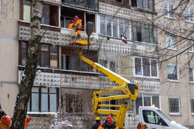 Pradėti apdegusio Viršuliškių daugiabučio sandarinimo darbai