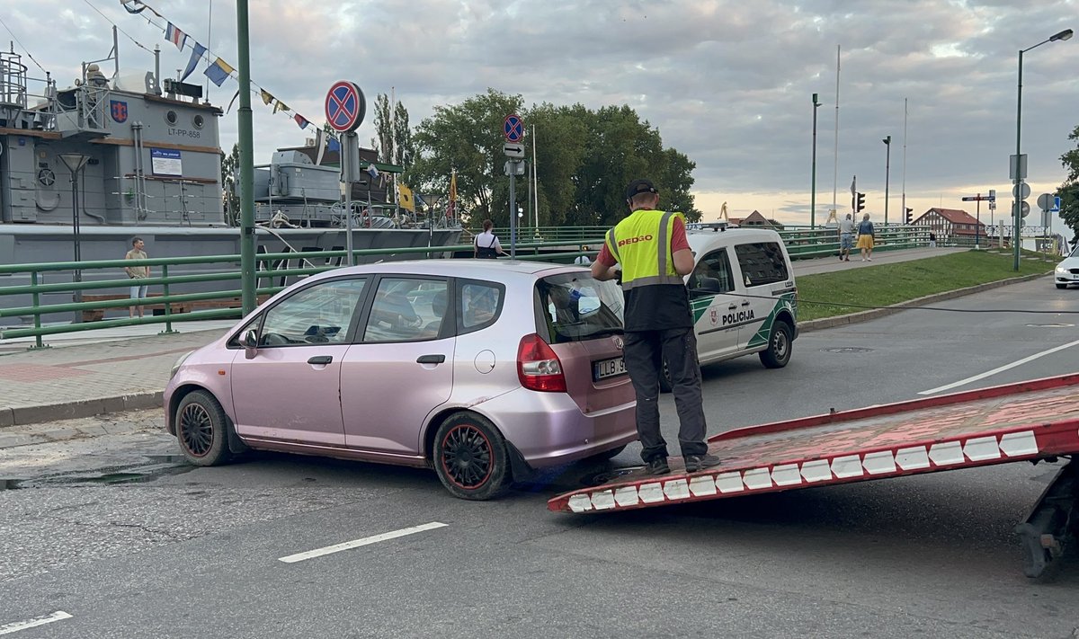 Klaipėdos senamiestyje, šalia laivo "Sūduvis", automobilis rėžėsi į bortą 