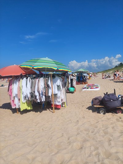 Moterų pliažo turgelyje netrūksta nei prekių, nei pirkėjų