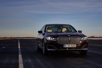 BMW elektrifikacija įgavo pagreitį – važiuoti elektra gali 12 modelių