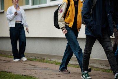 英語の試験後の学生