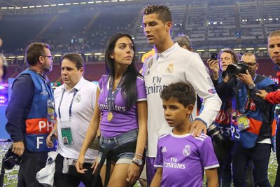 Christiano Ronaldo su sūnumi ir  Georgina Rodriguez