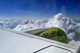 „AirBaltic“ prekiauja bilietais į lėktuvo reisus, vykdomus virš Rusijos teritorijos: ar tai nepavojinga?