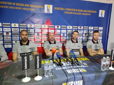 Bosnijos ir Hercegovinos rinktinės spaudos konferencija, viduryje – Vedranas Bosničius / Foto: basket.ba