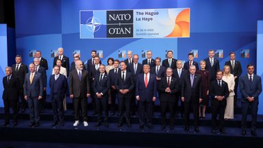 NATO viršūnių susitikime vienas lyderis nuo Trumpo turėjo laikytis atokiau