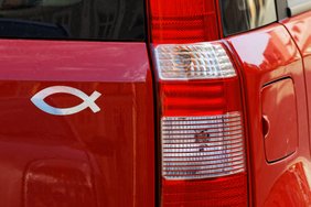 Teko pasteb?ti ?uvel? ant automobilio? ?tai k? ji i? ties? rei?kia