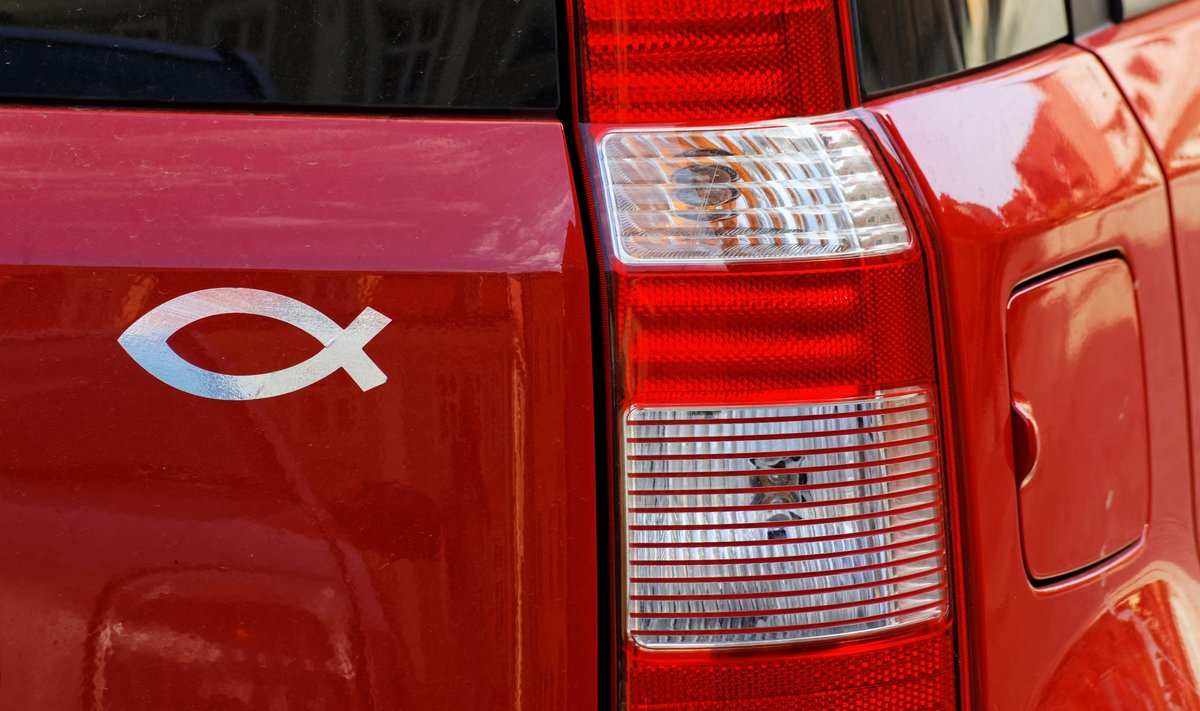Jėzaus žuvis ant automobilio