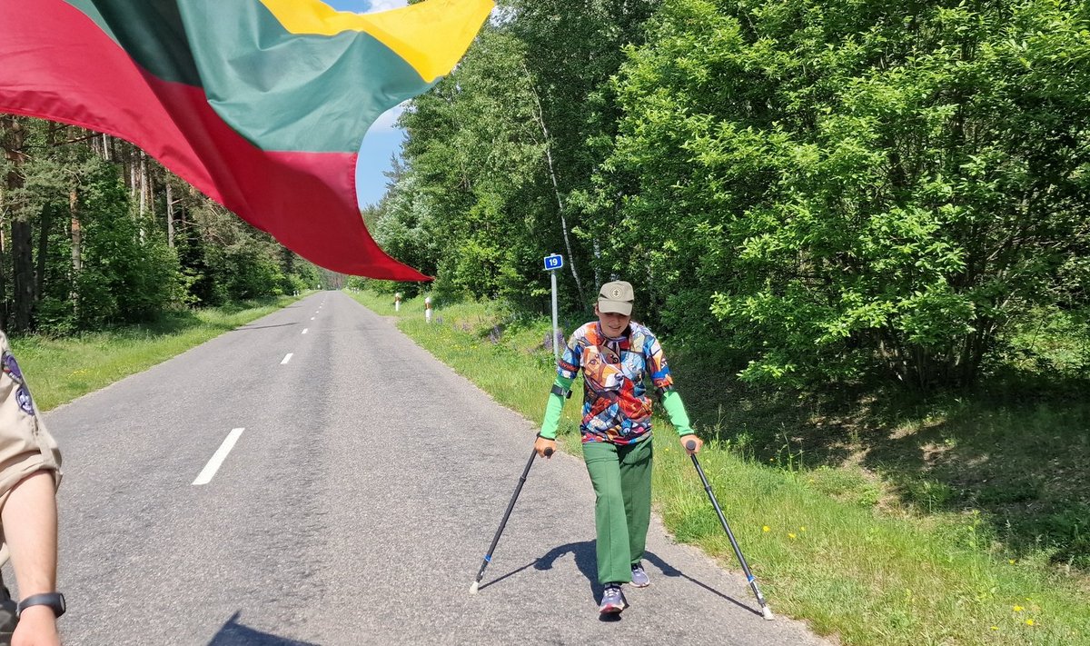 Cerebrinį paralyžių turinti Ajana užbaigė žygį su ramentais. 