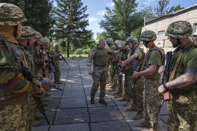 Ukrainos instruktorius tikrina į kariuomenę paimtų kalinių ginklus