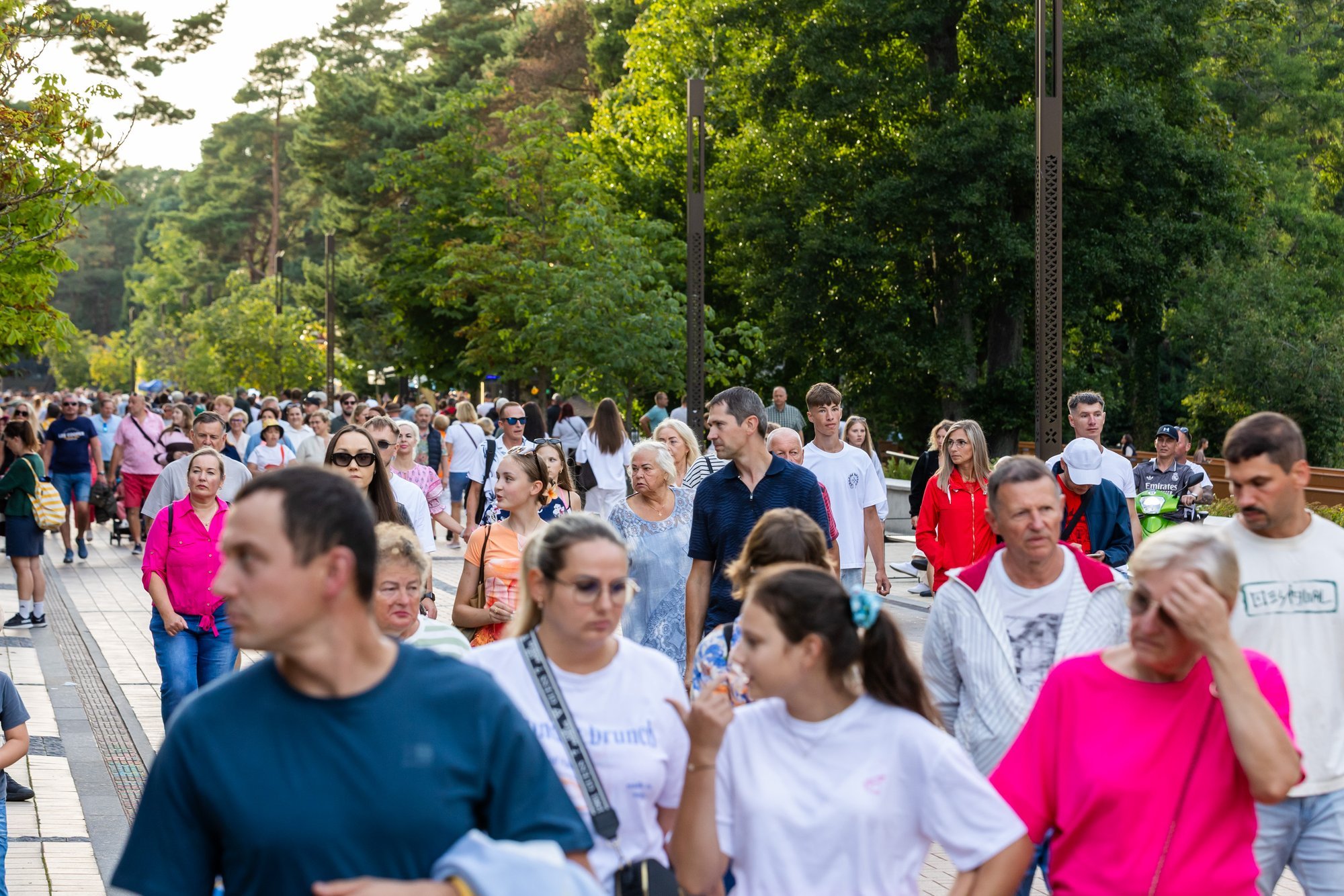 Crowds Flock to Palanga for Žolinė Holiday Weekend Amidst Warm Weather
