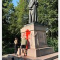 В Риге осквернен памятник Барклаю де Толли; постамент облили краской