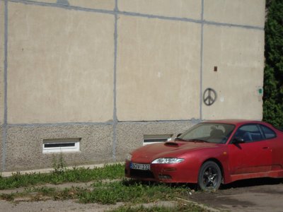 Nenaudojamas automobilis ir šiukšlės Alytuje