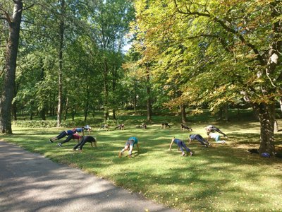 Kai geras oras, darbuotojai sportuoja lauke